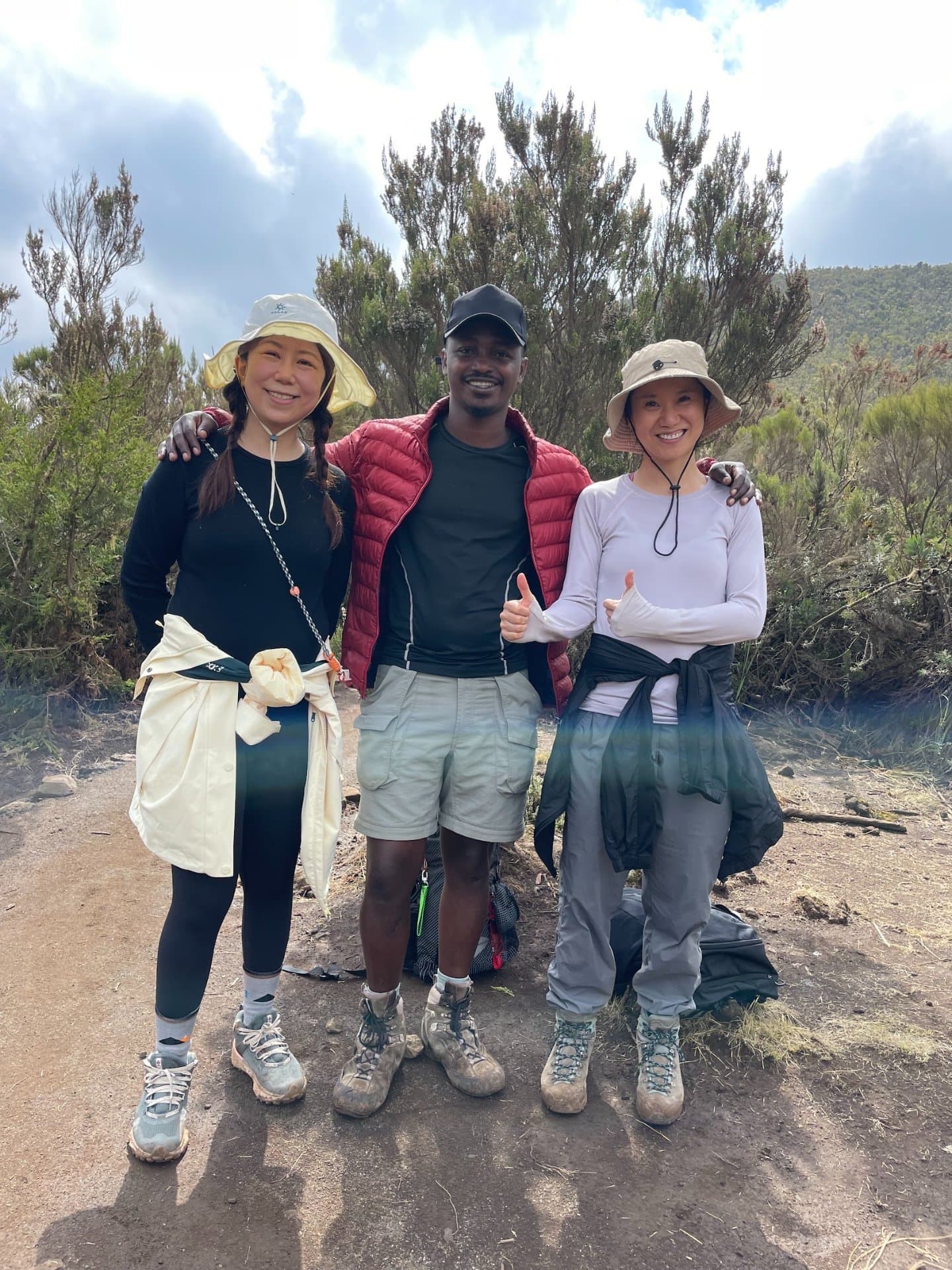 Fondatore di Climb2Kili Adventures in piedi con i clienti sul Monte Kilimanjaro