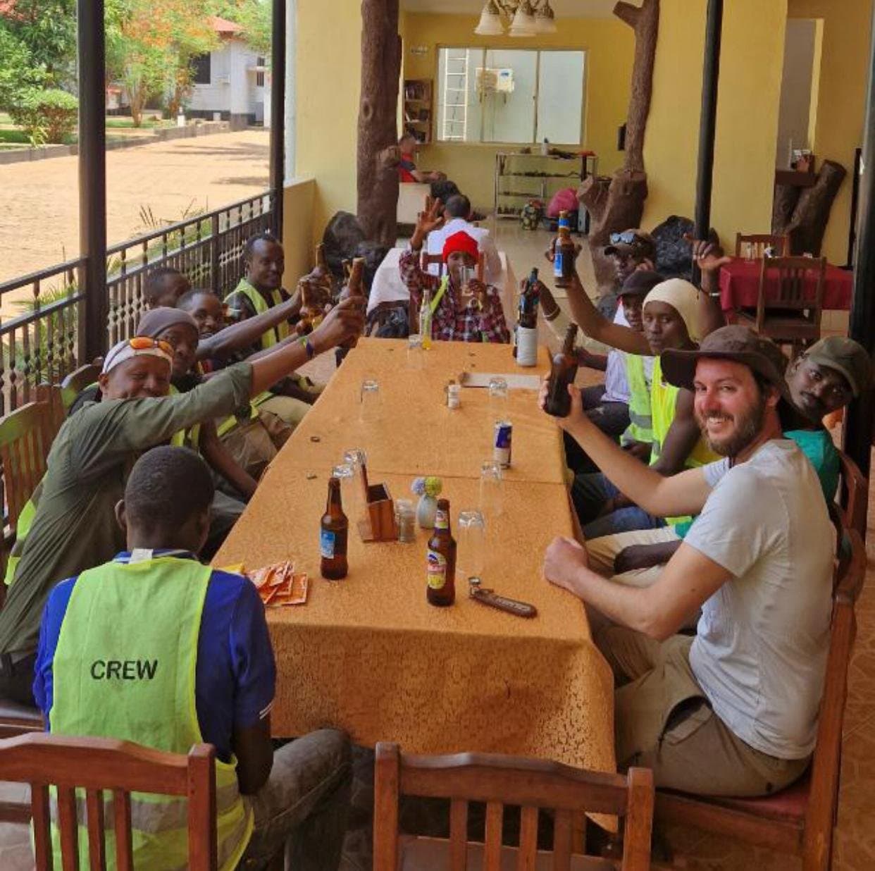Guide, portieri, chef e team di supporto che si preparano per una spedizione Kilimanjaro a Moshi